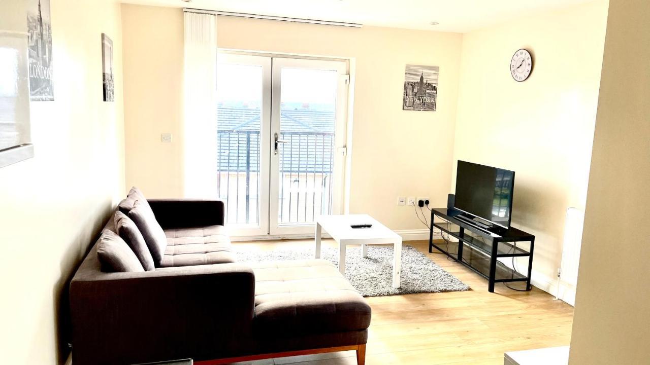 Holiday Flat In Central Slough Near To London Heathrow And Windsor With Free Car Park Exterior photo