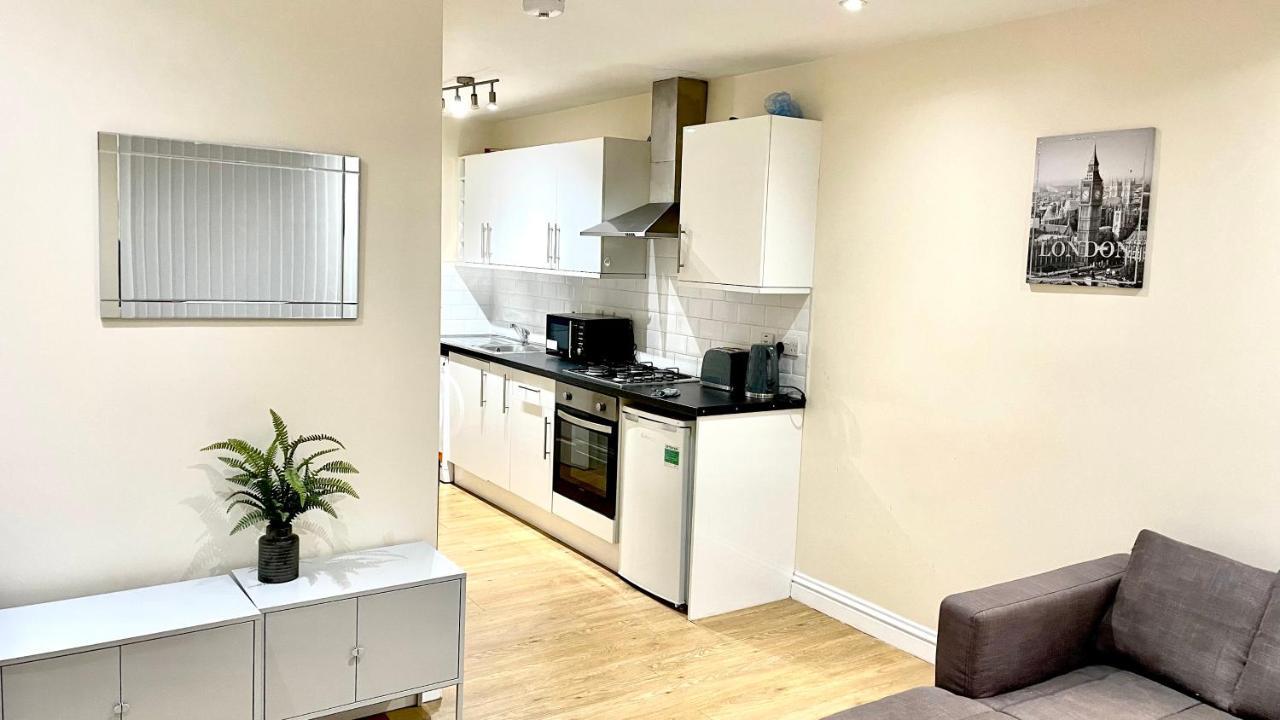 Holiday Flat In Central Slough Near To London Heathrow And Windsor With Free Car Park Exterior photo